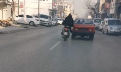 Bozulan otomobili motosiklet ile itti