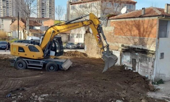 Osmangazi’de bir metruk yapı daha yıkıldı