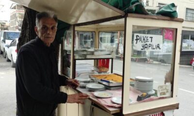 40 yıldır aynı yerde seyyar tezgah açıyor