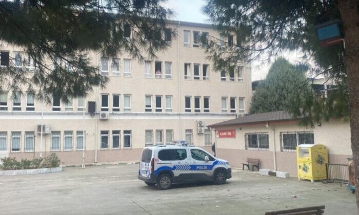 Bursa’da 21 lise öğrencisi zehirlenme şüphesiyle hastaneye kaldırıldı