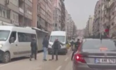 Bursa’da servis ve otobüs şoförünün yol verme kavgası kameralarda