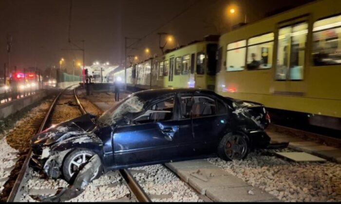 Bursa’da kontrolden çıkan otomobil metro raylarına girdi