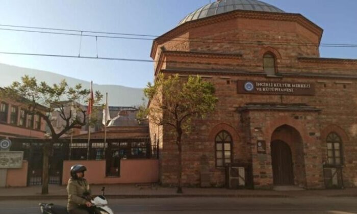 Bursa’da kültür merkezinden 160 bin liralık kurşun kaplama çaldılar