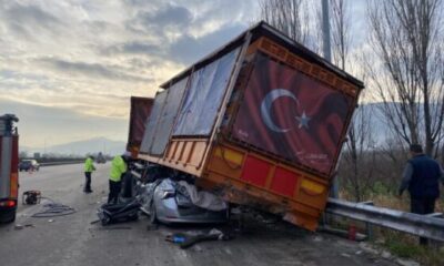 Bursa’da akılalmaz kaza : TIR’a çarpan otomobil, dorsenin altına girdi : 1 ölü