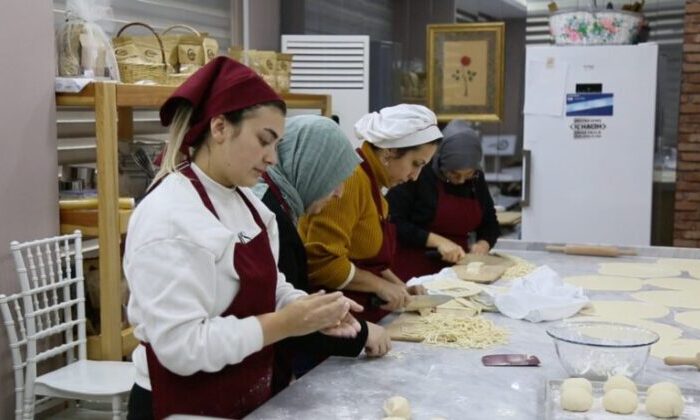 Gürsulu kadınlar çölyak hastası depremzedeler için erişte üretiyor