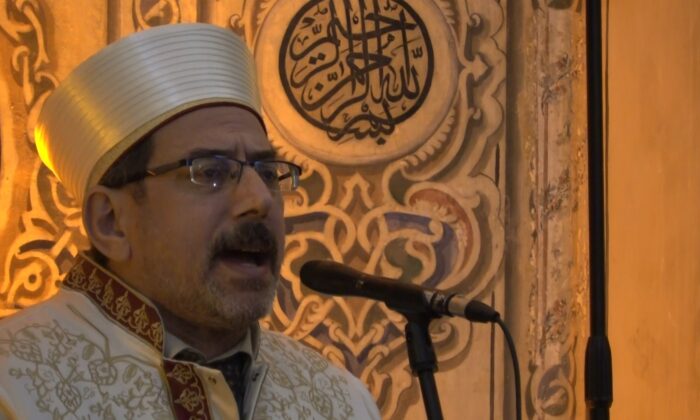 Tarihi Muradiye Camii’nde depremzedeler için mevlit okundu