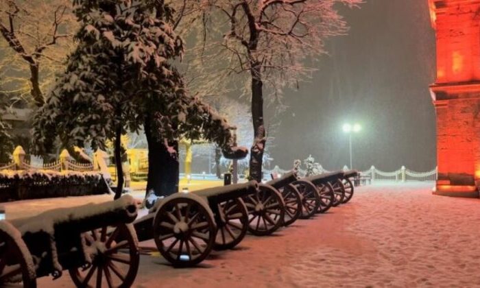 Bursa’da şiddetli kar yağışı etkisini gösterdi