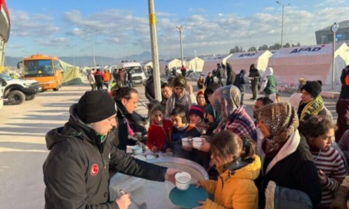 Osmangazi Belediyesi’nden depremzede vatandaşlara çorba ikramı