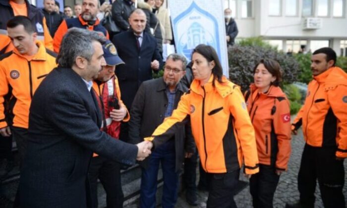 Başkan Yılmaz, depremden dönen ekibi karşıladı