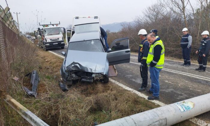 Otomobil elektrik direğine çarptı