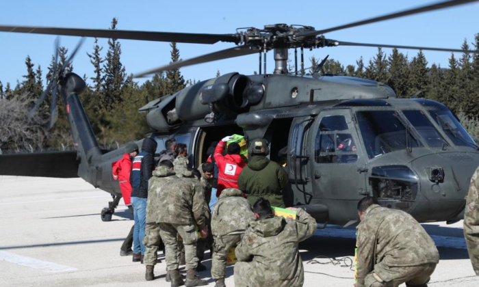 Türk Kızılay, kırsal kesimlere helikopterlerle yardım ulaştırıyor