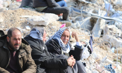 Depremde yıkılan binalar önünde umutlu bekleyişler devam ediyor