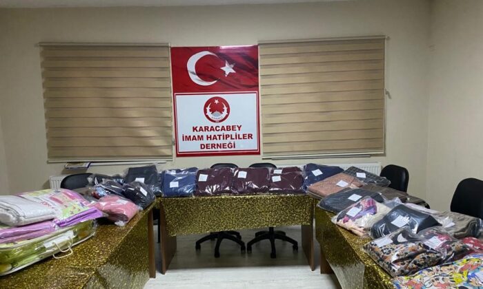 Karacabey’de kadınlar depremzedeler için eşofman ve pijama takımı dikiyor