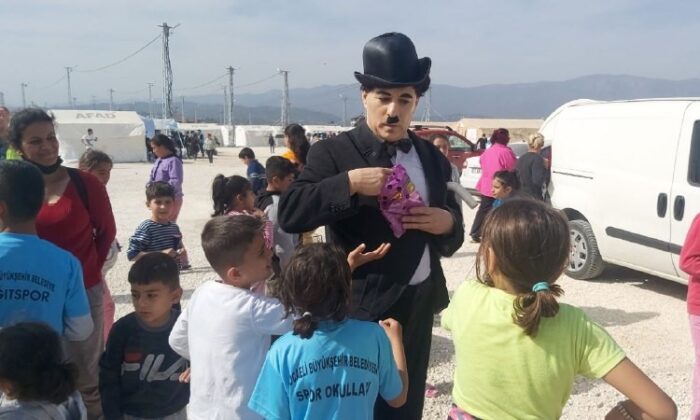 Depremzede çocukların yüzü Charlie Chaplin ile güldü