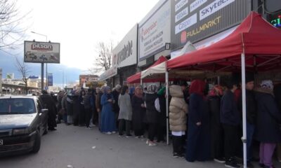 Bursa’da izdihamı önlemek için tek sıra yapan vatandaşlar uzun kuyruklar oluşturdu