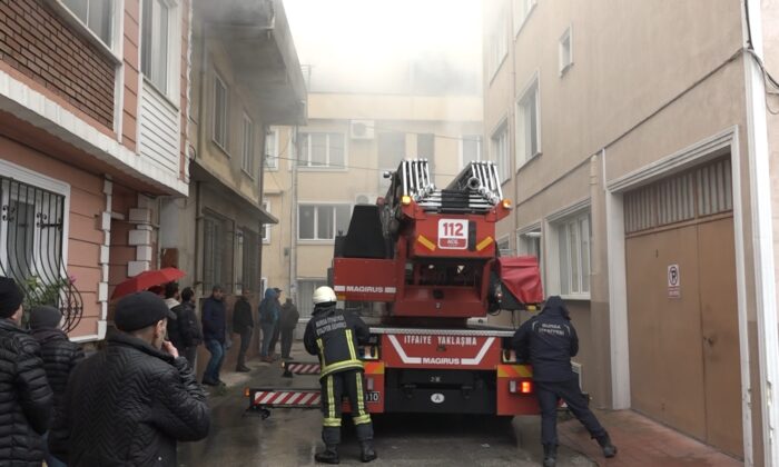 Bitişik nizam binanın çatısında çıkan yangın, mahalleliyi sokağa döktü