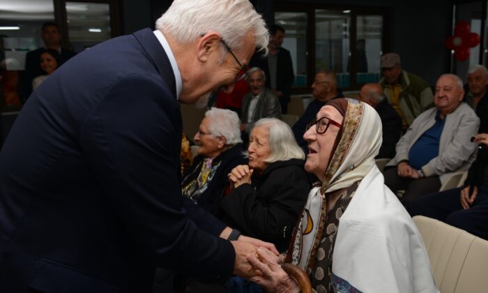 Başkan Erdem huzurevi sakinleriyle buluştu