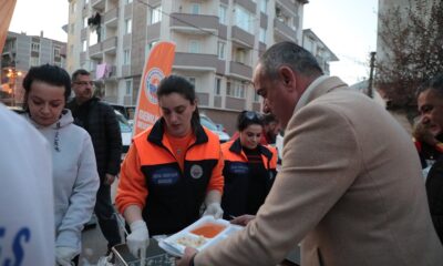 Gemlik Belediyesi binlerce kişiye iftar veriyor