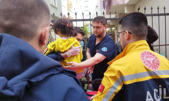 Oyun oynarken bahçe korkuluğu çenesine saplandı