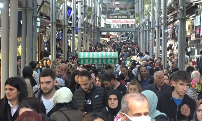 Bursa tarihi Uzun Çarşı’da bayram yoğunluğu