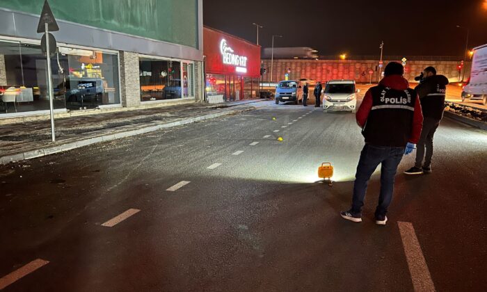 Araçtan ateşlenen tabancadan çıkan kurşunla yaralandı