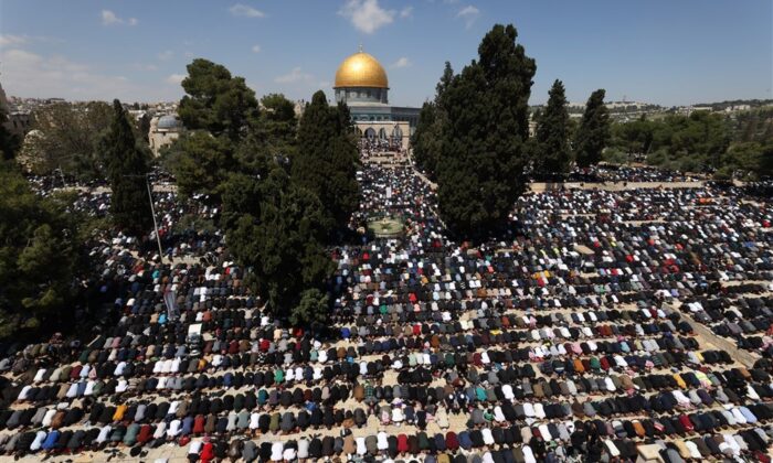 Mescid-i Aksa’da Ramazan’ın son cuma namazı 250 bin kişiyle kılındı