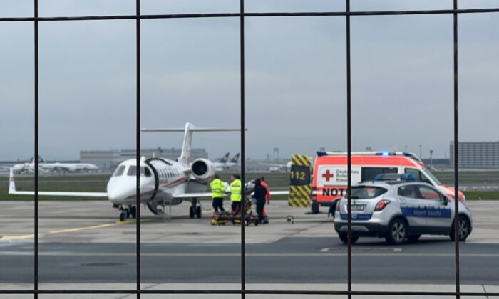 Türkiye, Almanya’daki 2 Türk hasta için ambulans uçak gönderdi