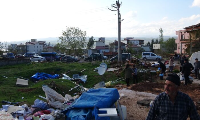 Deprem bölgesini fırtına vurdu: 1 ölü, 48 yaraldı