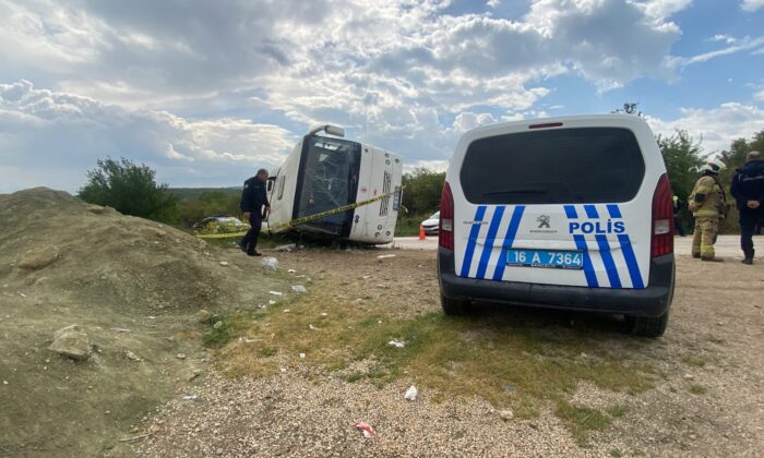 Bursa’da öğrenci servisi ile hafriyat kamyonu çarpıştı: 23 yaralı