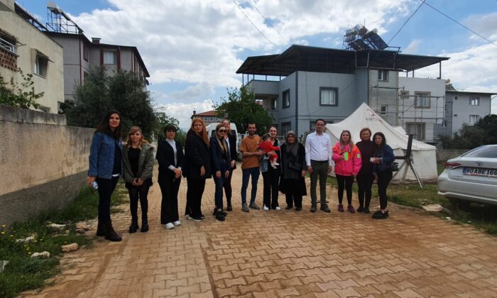 Kadın gazeteciler çocuklara hediye dağıtmak için Hatay’da