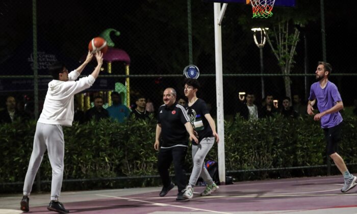 Bakan Varank, ilk kez oyunu kullanan gençlerle gece yarısı basketbol maçı yaptı