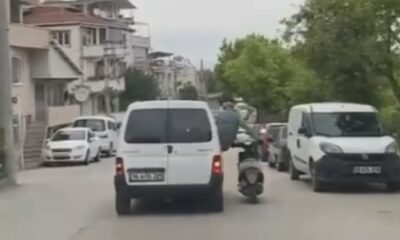 Motosikleti seyir halindeki aracın camından sarkarak götürdü