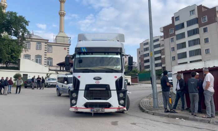 Bursa’da 74 yaşındaki kadının tırın altında kalması güvenlik kamerasına yansıdı