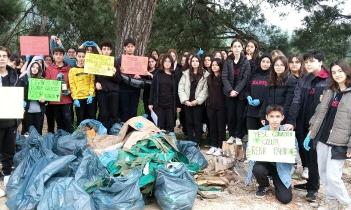 Büyükler kirletti, çocuklar temizledi