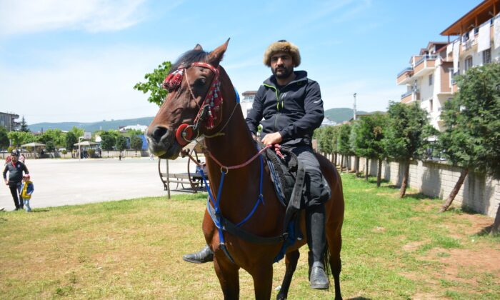 Oy kullanmaya atıyla geldi