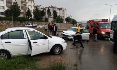 Otomobiller çarpıştı: 2 yaralı