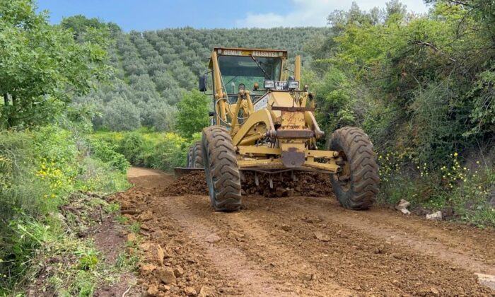 Gemlik’te çiftçilere arazi yolu desteği