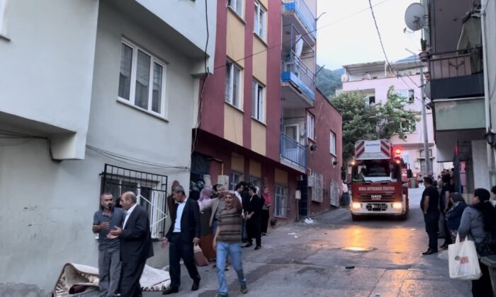 Bursa’da 2 katlı evin çatı katı alev alev yandı