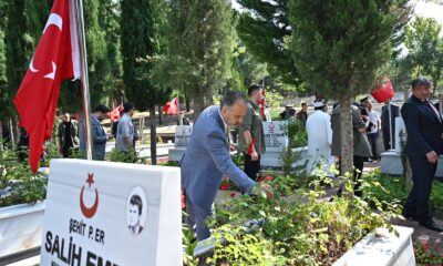 Bursa’daki şehitliklerde duygusal anma