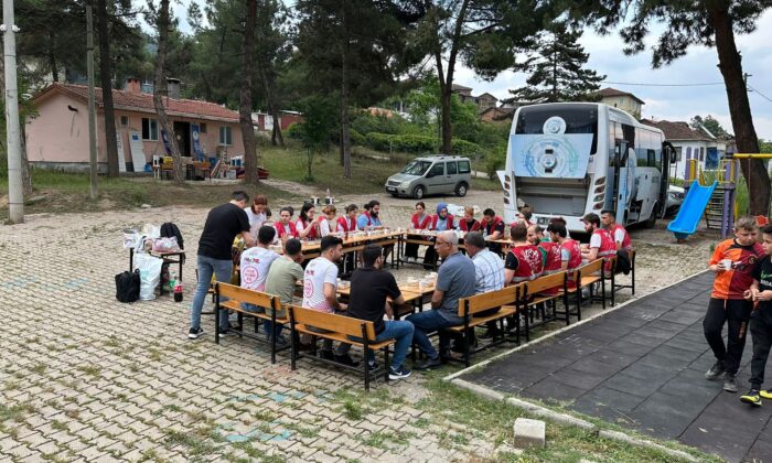 BTÜ’lü öğrenciler ilkokul öğrencilerinin yüzünü güldürdü