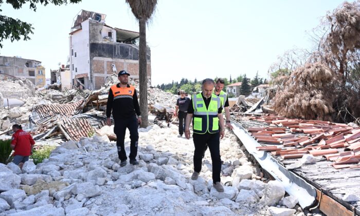 Büyük depremde yıkılan 752 yıllık Ulu Cami’nin enkazı temizleniyor