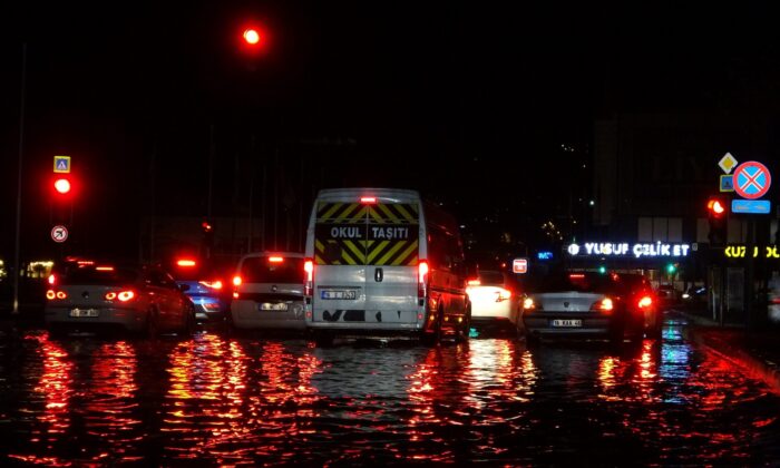 Bursa’da sağanak yağış hayatı olumsuz etkiledi