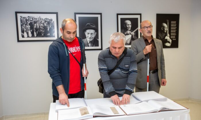 Göremedikleri fotoğrafları, dokunarak anladılar