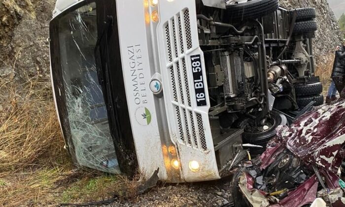 Bursa’da taziye yakınlarını taşıyan otobüs otomobille çarpıştı: 1 ölü, 5 yaralı