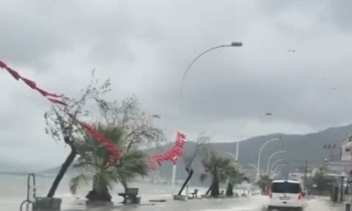 Bursa’da deniz karayla birleşti, yollar göle döndü