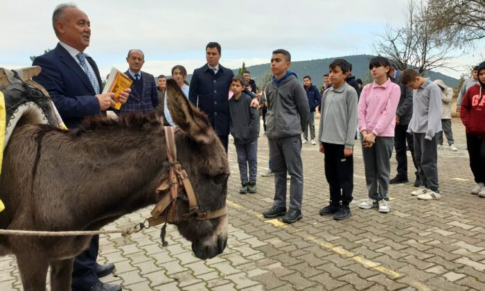 ‘Eşekli Dostoyevski’ Bursa Orhaneli’de çocuklarla buluştu