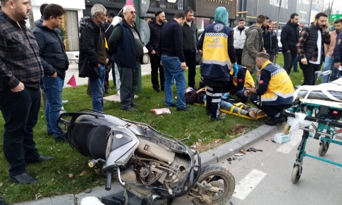 Otomobil ile çarpışan motosikletteki 2 genç yaralandı