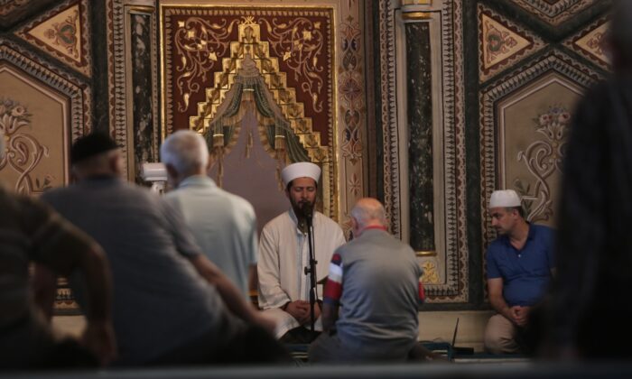 Türkiye’nin her yerinden bu imamı dinlemeye geliyorlar