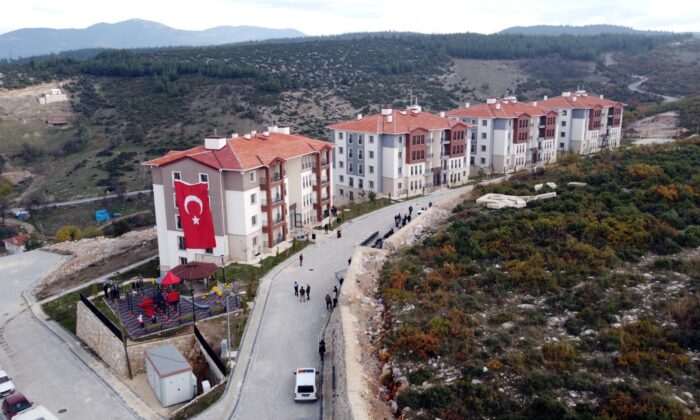 Orhaneli’de TOKİ hak sahiplerine anahtarları teslim edildi