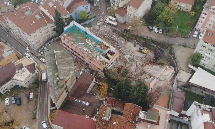 Bursa’daki deprem sonrası yetkililer harekete geçti, tarihi okul yıkılıyor